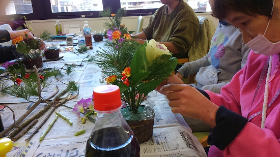 画像：～お正月用フラワーアレンジメント作り～