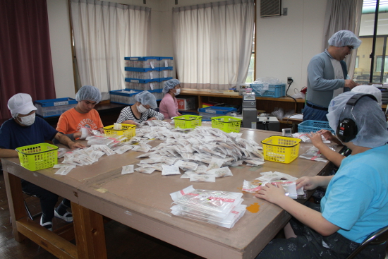 画像：～かきもち作業～