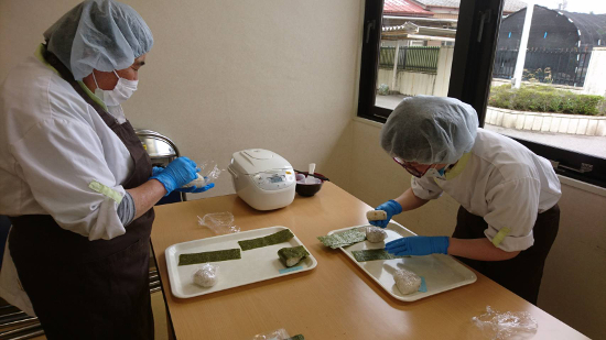 画像：～おにぎり作り～